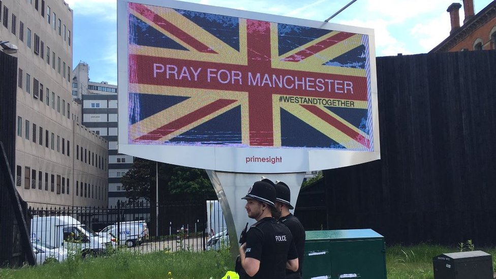 Рекламный щит читает «Молитесь за Манчестер»