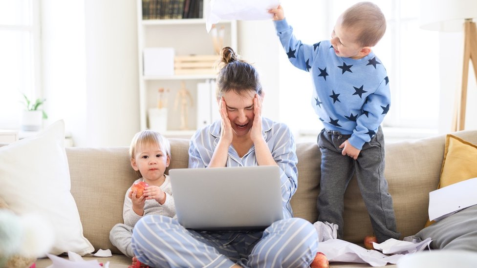Женщина на ноутбуке с двумя детьми
