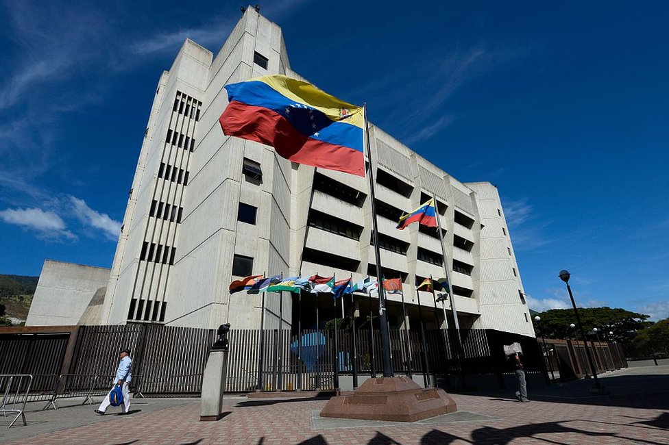La oposición denuncia que ahora el Tribunal Supremo de Justicia de Venezuela se atribuye la capacidad de hacer leyes, no sólo de pararlas. Edificio del Tribunal Supremo de Justicia de Venezuela en Caracas