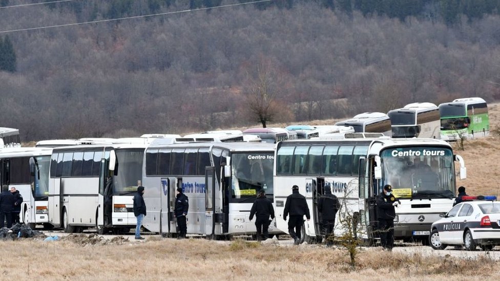 Migrants' buses stuck on road near Lipa camp, 30 Dec 20