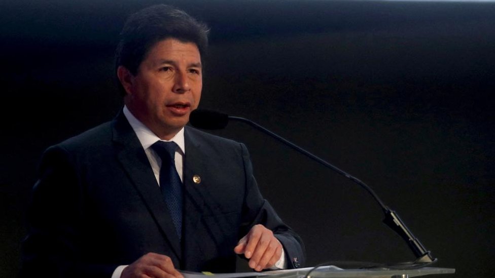 Политическая драма в Перу: президент Кастильо пытался распустить парламент, но был смещен