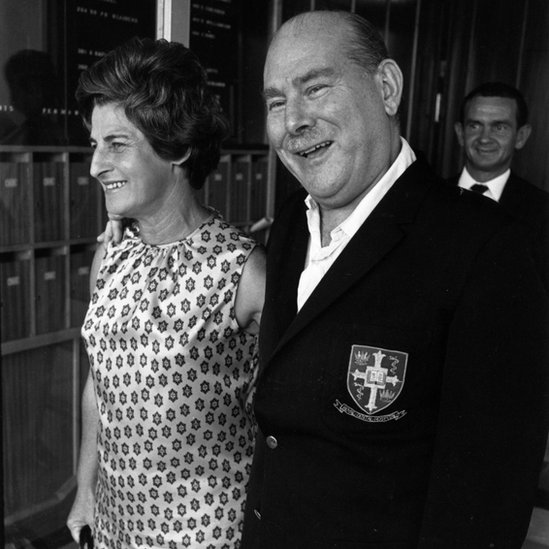 Phillip Blaiberg recibió el corazón de una mujer negra y logró sobrevivir a la operación durante 19 meses. Phillip Blaiberg