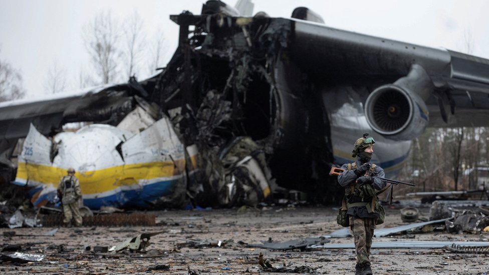 Las ruinas de un avión de carga Antonov An-225 Mriya, la aeronave más grande del mundo, destruida por fuerzas rusas.