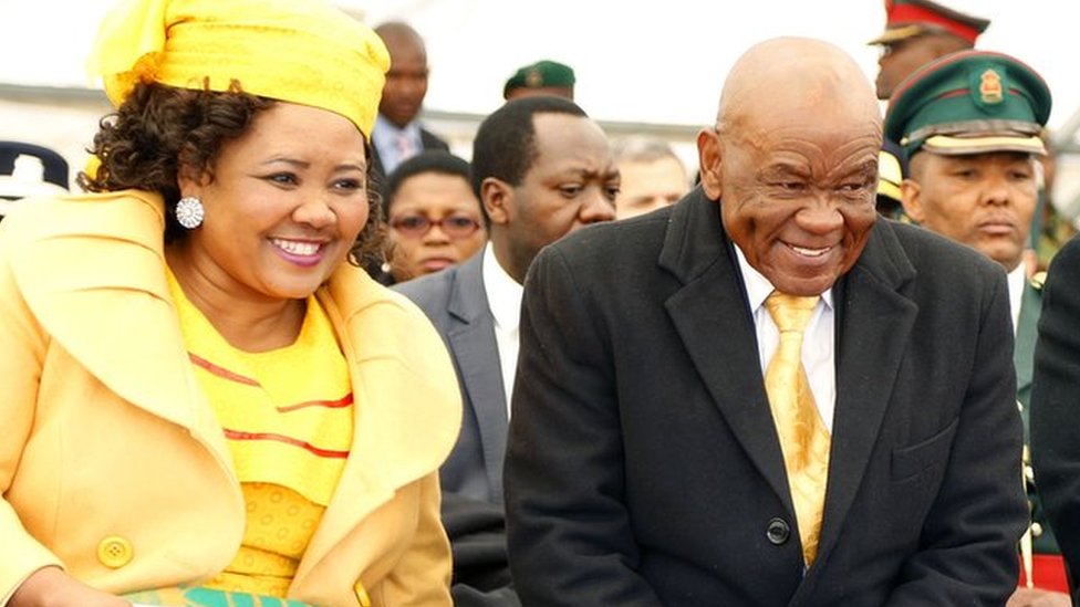 Недавно назначенный премьер-министром Лесото Томас Табане (C), лидер политической партии All Basotho Convention (ABC), его жена Ма Исайя Рамохоли Табане (слева) и король Лесото Летси III (справа) реагируют во время инаугурации Табана 16 июня , 2017 г. в Масеру
