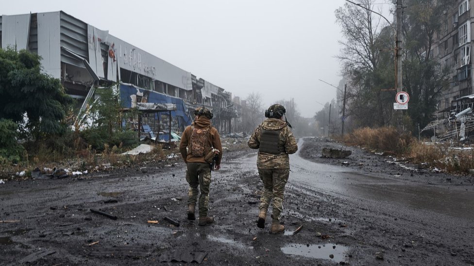 Dva ukrajinska vojnika u gradu Avdvdejevka