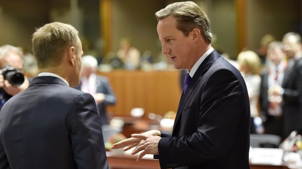Дэвид Кэмерон беседует с президентом Европейского совета Дональдом Туском во время саммита ЕС в Брюсселе, Бельгия, 15 октября 2015 г.