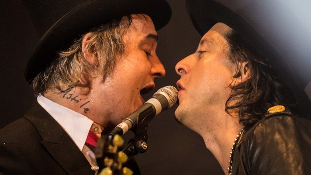Pete Doherty and Carl Barat sing