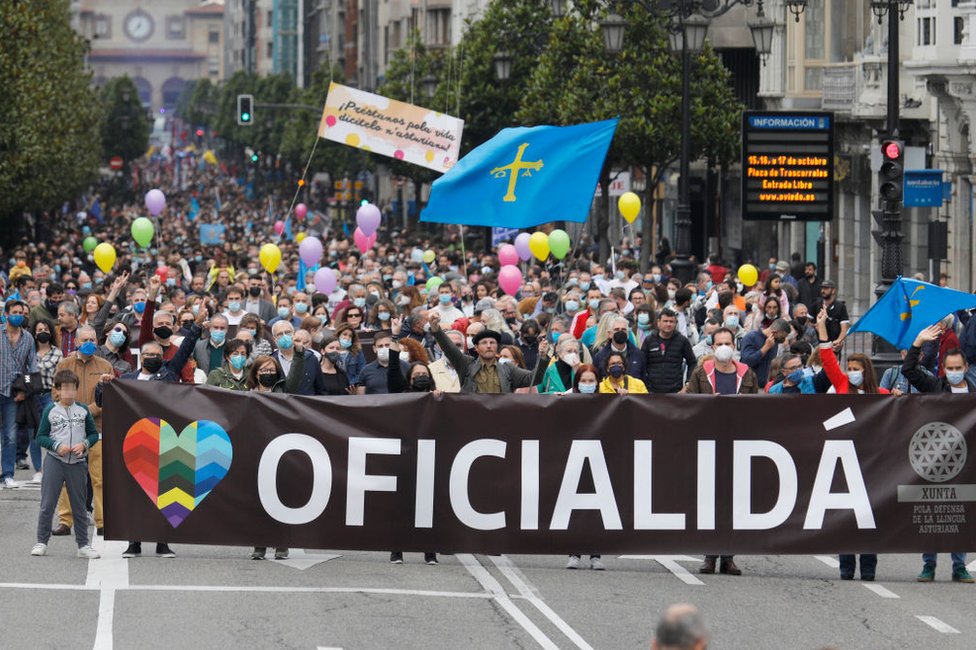 Miles de personas participan en una manifestación a favor de que el asturiano sea oficial en Oviedo en octubre de 2021.