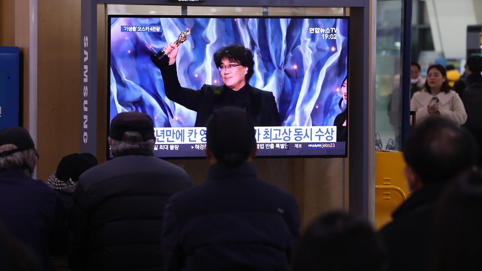 На экране телевизора в Южной Корее показан режиссер Бонг Джун Хо