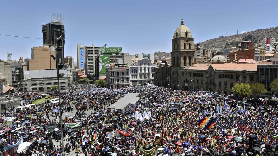 Manifestantes protestando a favor de Evo Morales en La Paz.