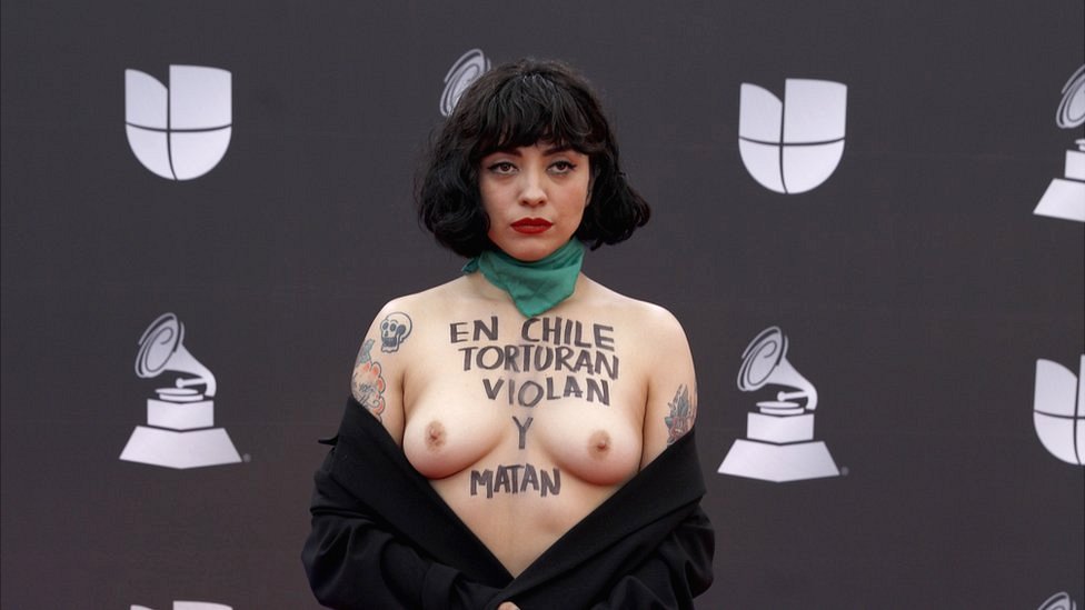 Mon Laferte en la alfombra roja de los Grammy Latinos