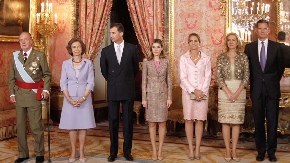 Слева направо: король Хуан Карлос, королева София, принц Фелипе, принцесса Летиция, принц Елена, принцесса Кристина и Инаки Урдангарин (октябрь 2011 г.)