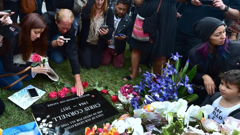 Los seguidores de Cornell pudieron visitar la tumba del vocalista después de la ceremonia fúnebre. Los fans en la tumba de Cornell