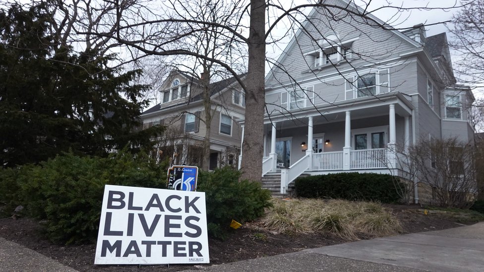 Aviso de "Black lives matter" en una casa de Evanston