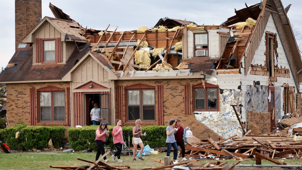 Residentes en Rolling Fork intentan recuperar pertenencias de un hogar destruido.