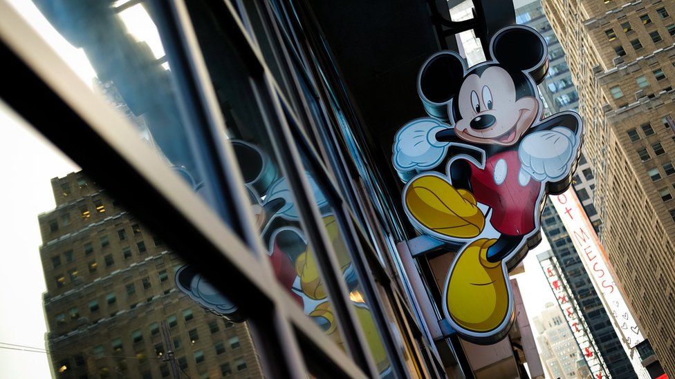 Изображение Микки Мауса, официального талисмана компании Уолта Диснея, размещено возле магазина Disney на Таймс-сквер 14 декабря 2017 года в Нью-Йорке.