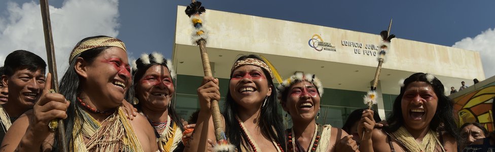 Немонте Ненкимо (в центре) празднует праздник с другими ваорани после того, как суд в Пуро, Эквадор, вынес решение в их пользу, 26 апреля 2019 г.