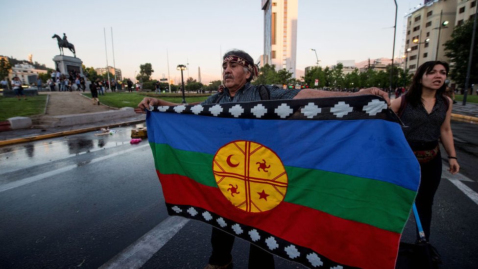 Manifestante con bandera mapuche