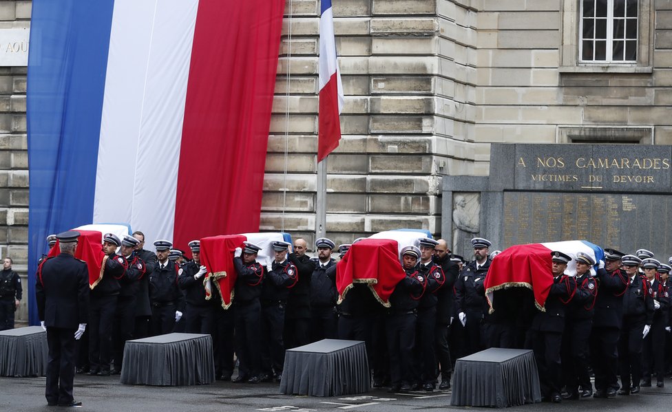 Французские полицейские несут гробы во время церемонии, посвященной памяти жертв ножевого нападения 3 октября в Париже »Штаб-квартира полиции в Париже, Франция, 8 октября 2019 г.
