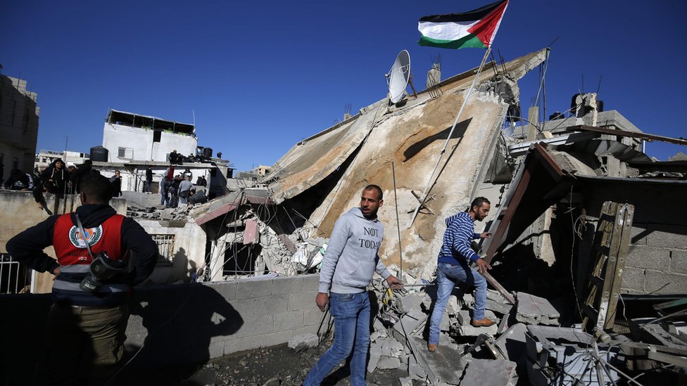هدم منزل فلسطيني في مخيم الأمعري