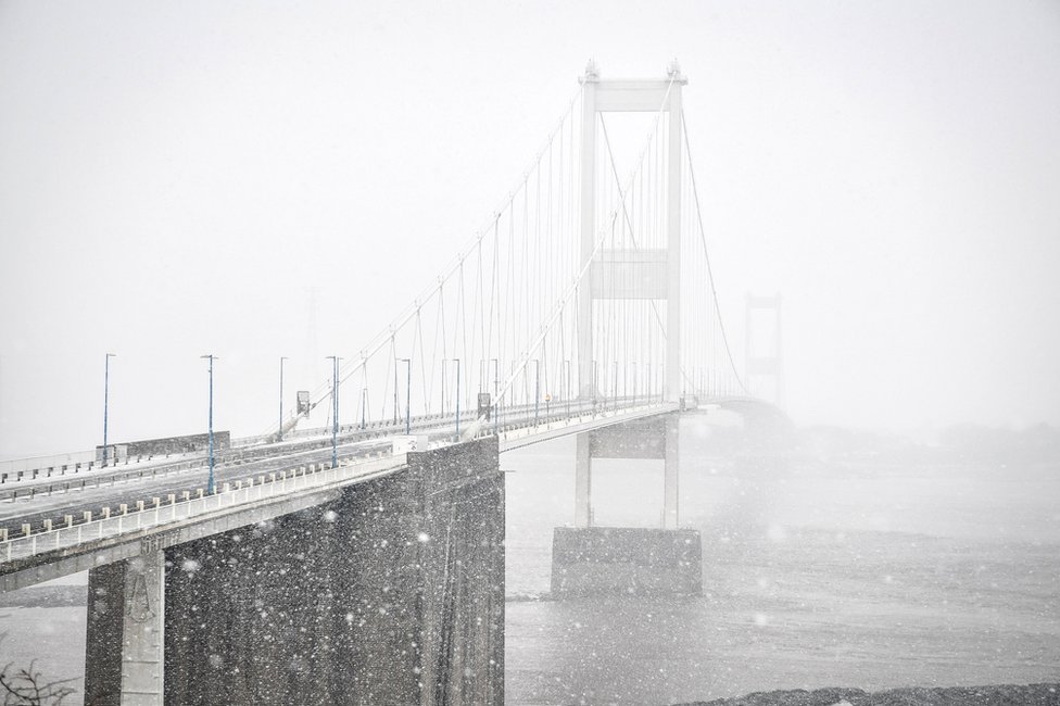 Мост Северн в снегу