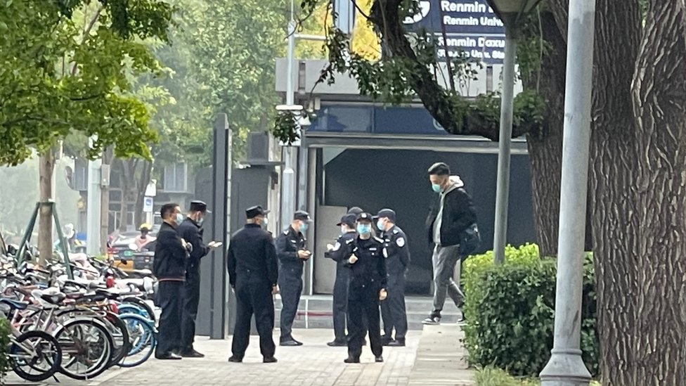 La policía china en las cercanías del lugar donde ocurrió la protesta.