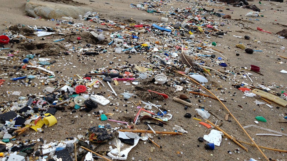 Пластиковый мусор выброшен на пляж Корнуолла