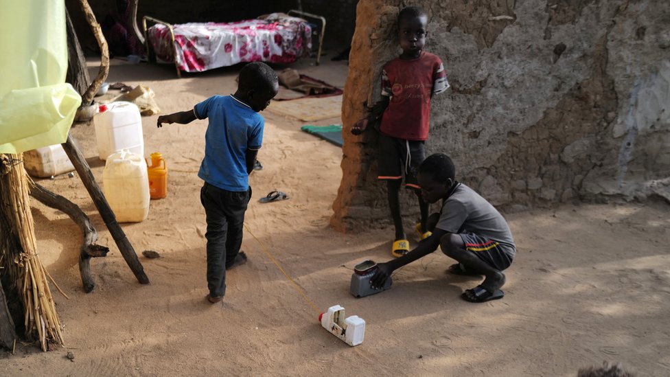 اشتباكات السودان: على أوروبا الاستجابة بسخاء لآثار الأزمة كما فعلت مع حرب أوكرانيا - في التايمز 1 أطفال سودانيون فروا من العنف يلعبون في ساحة منزل عائلة تشادية