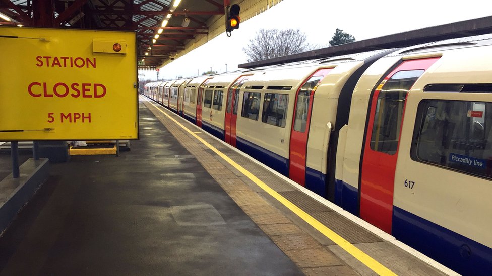 Пустой поезд линии Пикадилли остановился на станции метро Stamford Brook