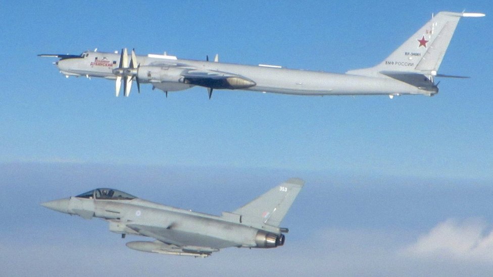 RAF Lossiemouth Typhoon, снизу и Русский медведь-F Ту-142