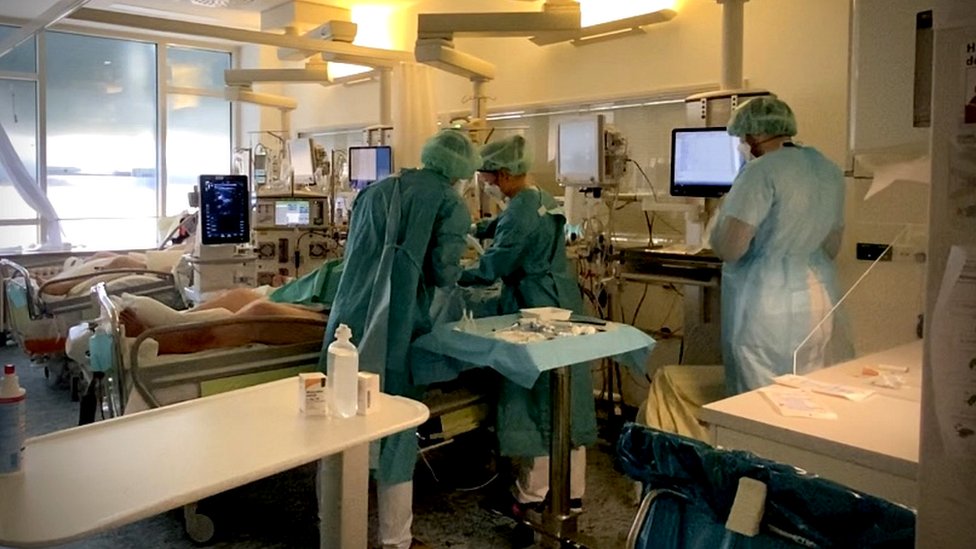 Sala de cuidados intensivos para enfermos de covid-19 en un hospital en Leipzig.