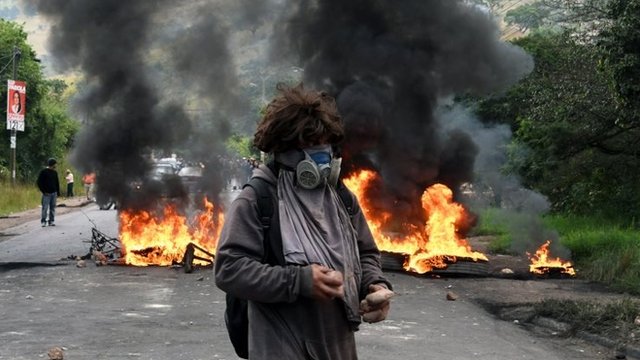 Las protestas de la oposición, que no reconoce los resultados de las elecciones al considerar que hubo fraude, continúan en las calles de Honduras donde se registran violentos enfrentamientos entre manifestantes y policías. Protestante de la oposición en Honduras.