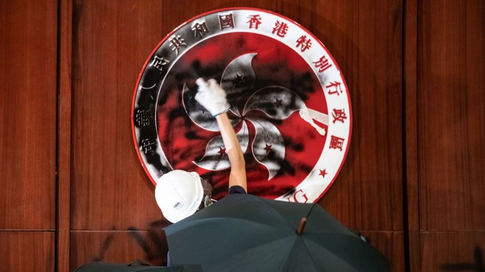Протестующий испортил эмблему Гонконга