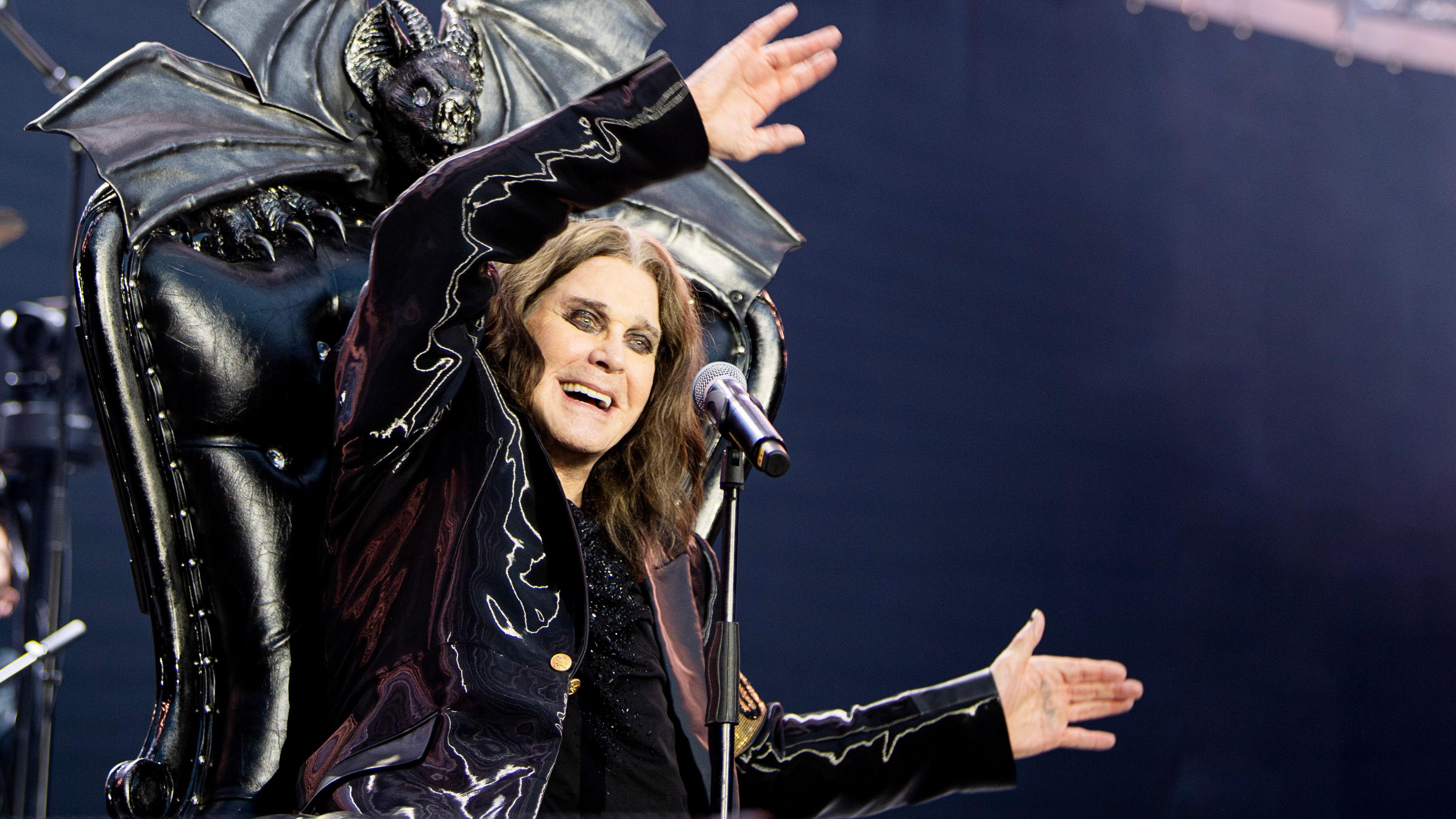 The best photos from Black Sabbath's Birmingham farewell - BBC News
