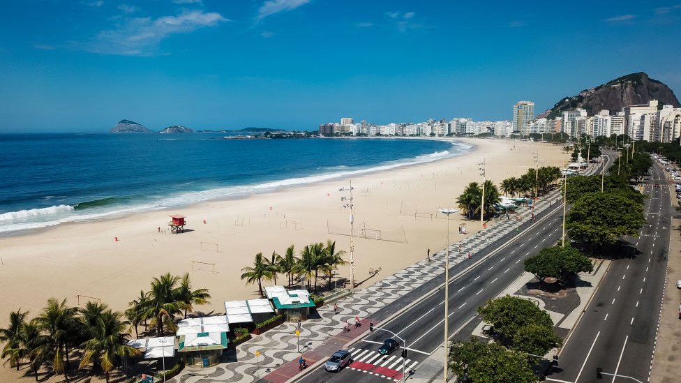 Una desolada playa de Río de Janeiro.