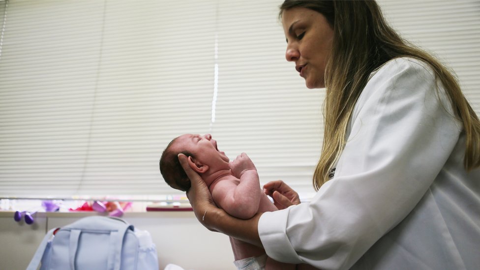 Доктор Ванесса Ван Дер Линден осматривает двухмесячного ребенка с микроцефалией.