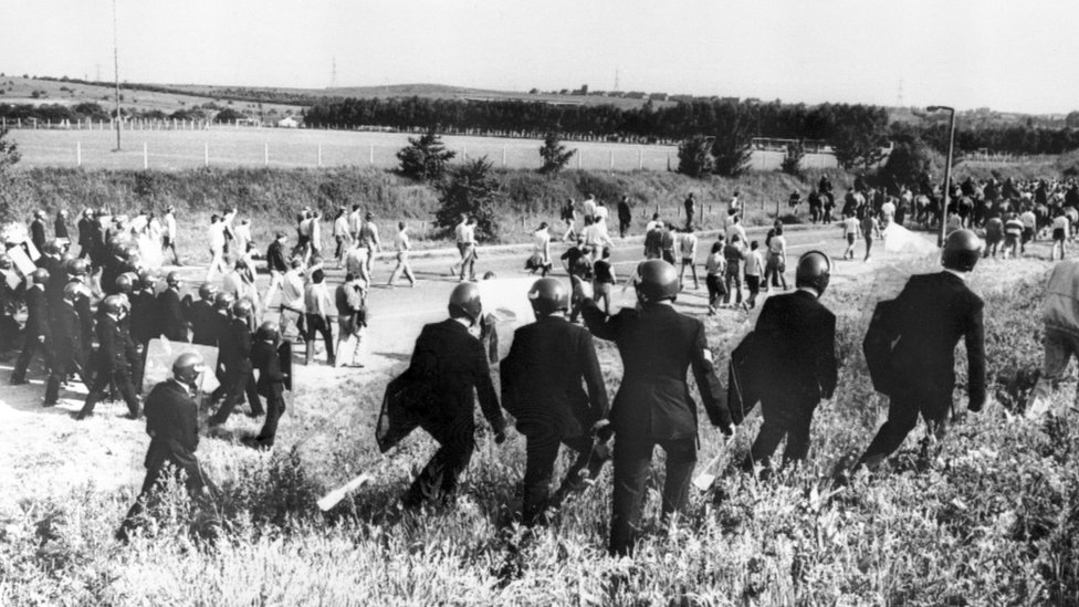 Полиция преследует демонстрантов на коксовом заводе Оргреве в Ротерхэме. в июне 1984 г.