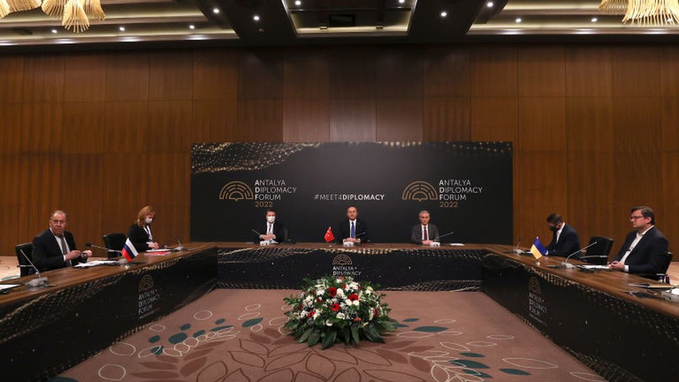 Antalya'daki Diplomasi Forumu'nda bir araya gelen Rusya Dışişleri Bakanı Lavrov, Mevlüt Çavuşoğlu ve Ukrayna Dışişleri Bakanı Kuleba.