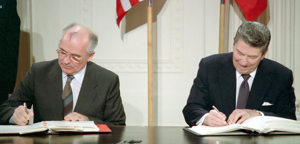 Mijaíl Gorbachov y el presidente de Estados Unidos, Ronald Reagan, en 1987.