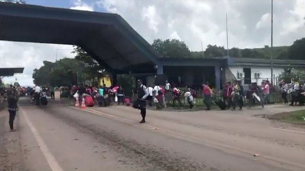 Venezolanos cruzando la frontera de vuelta a su país.