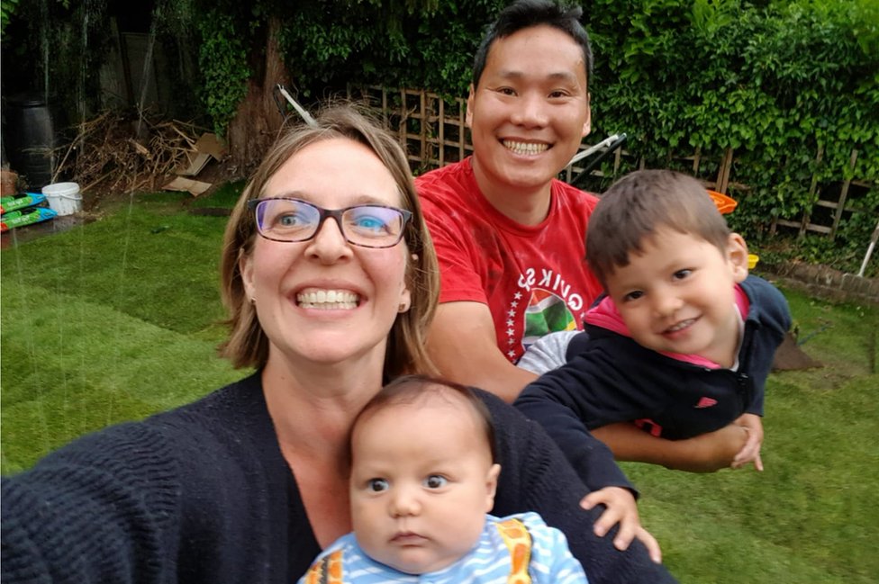 Кэтрин и Винсент Вонг с малышом Оливером и Ксавье