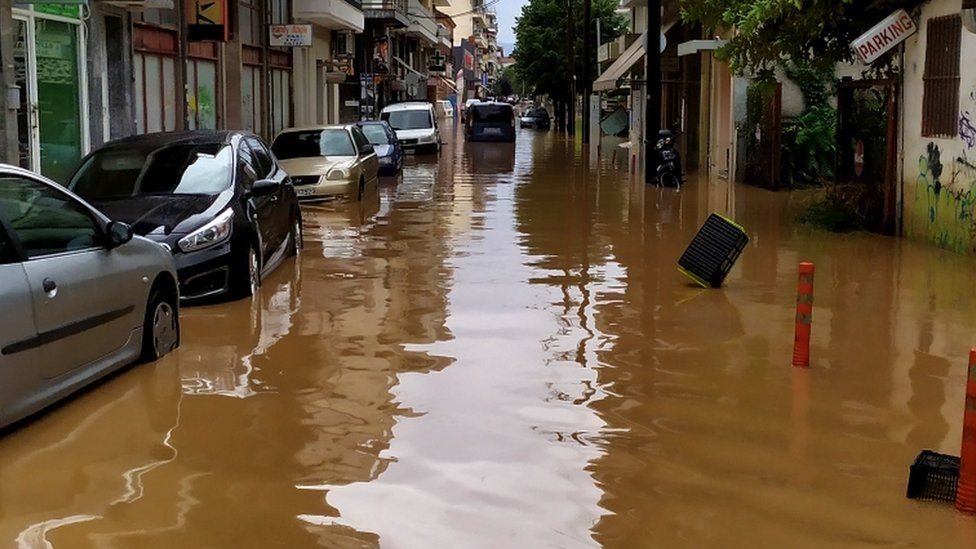 شوارع غارقة بمياه الفيضان في اليونان