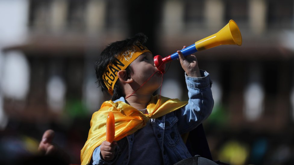 Niño celebra victoria de Bernal. Niño celebra victoria de Bernal.
