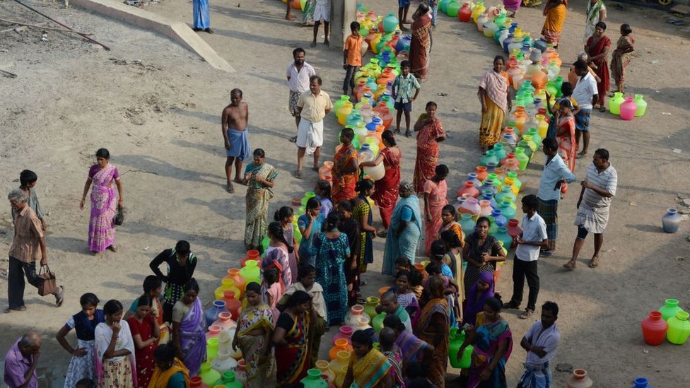 Жители Индии выстраиваются в очередь с пластиковыми резервуарами за питьевой водой из автоцистерны на окраине Ченнаи 29 мая 2019 года.