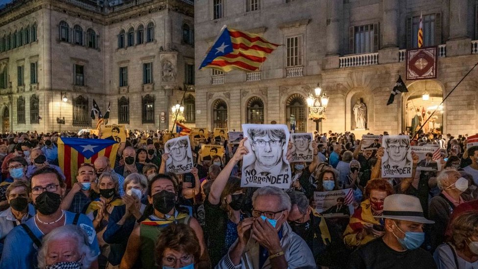 Katalan lider Puigdemont'un destekçileri.