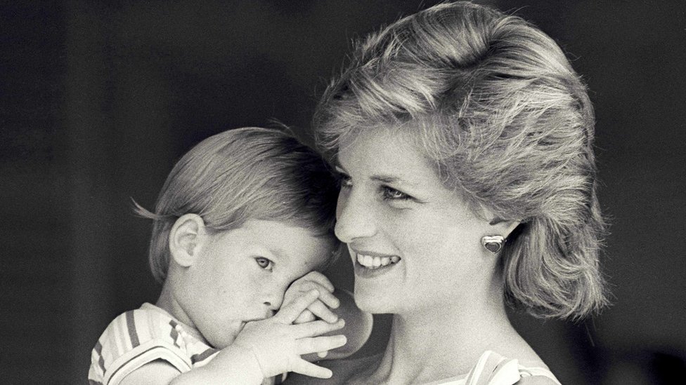 En el documental, el príncipe Harry (al que se ve aquí con la princesa Diana en 1988) dice que su madre tomaba las decisiones desde el corazón, y dice que es "hijo de su madre"