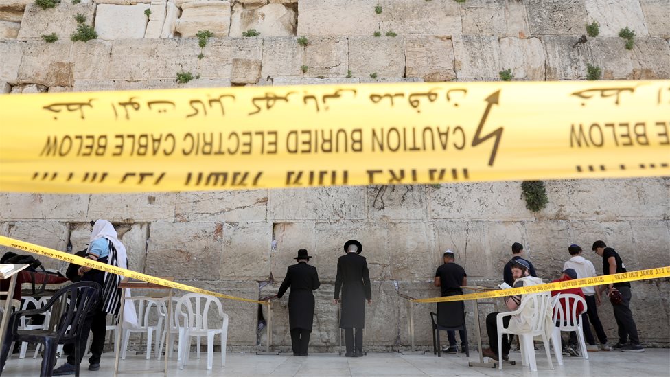 Евреи молятся в зоне, ограниченной до 10 человек у Стены Плача в Иерусалиме (16 марта 2020 г.)