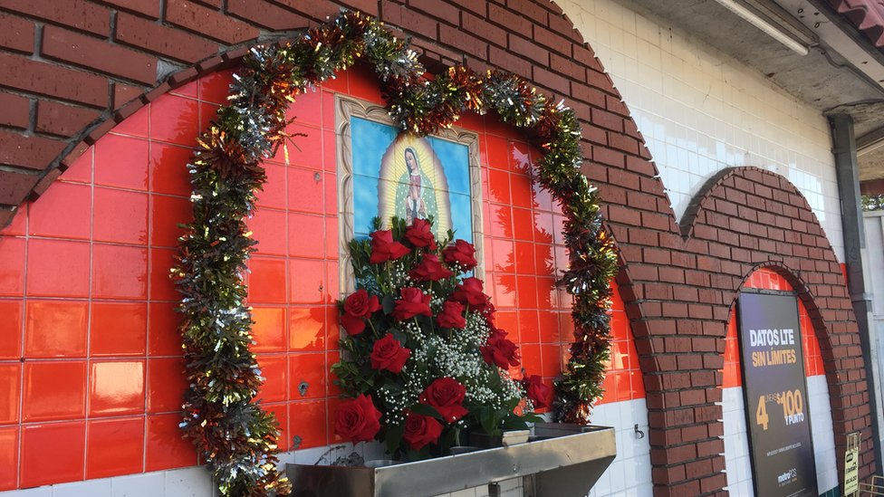 En la misma avenida César Chávez se encuentra esta taquería-carnicería con flores frescas para la Virgen de Guadalupe. (Foto: Beatriz Díez) Imagen en Taquería de Los Ángeles (Foto: Beatriz Díez)