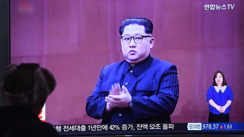 Мужчина смотрит экран телевизионных новостей, на котором изображен северокорейский лидер Ким Чен Ын на железнодорожной станции в Сеуле 16 мая 2018 года.