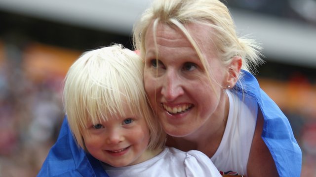 T37 400m world record holder Georgie Hermitage with her daughter